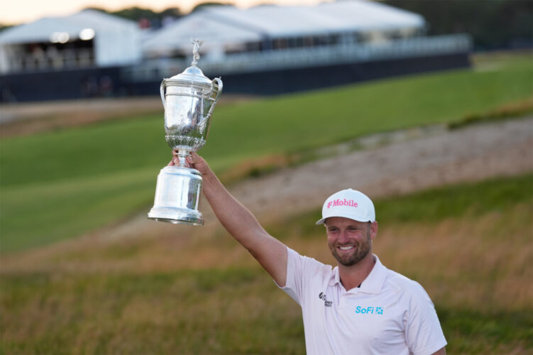 Clark avoids record collapse, holds on to win US Open
